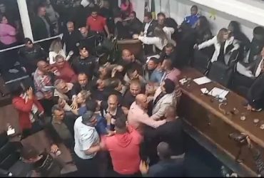 Vídeo: Audiência na Câmara de Taboão da Serra termina em pancadaria