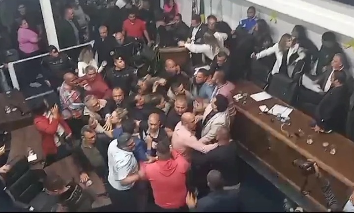 Vídeo: Audiência na Câmara de Taboão da Serra termina em pancadaria