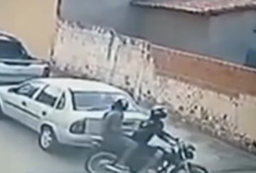 Vídeo: Indivíduos trocam tiros durante assalto em funeral em Teresina