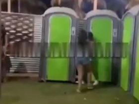 Vídeo: Mulher ataca amiga com faca após brigarem por causa de homem em festa