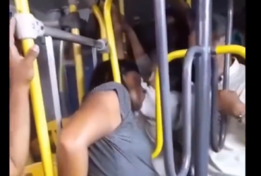 Vídeo: Passageira fica com a cabeça presa em catraca de ônibus em Recife