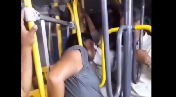 Vídeo: Passageira fica com a cabeça presa em catraca de ônibus em Recife