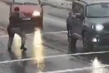 Vídeo Policial é atropelado por carro que fugia em alta velocidade