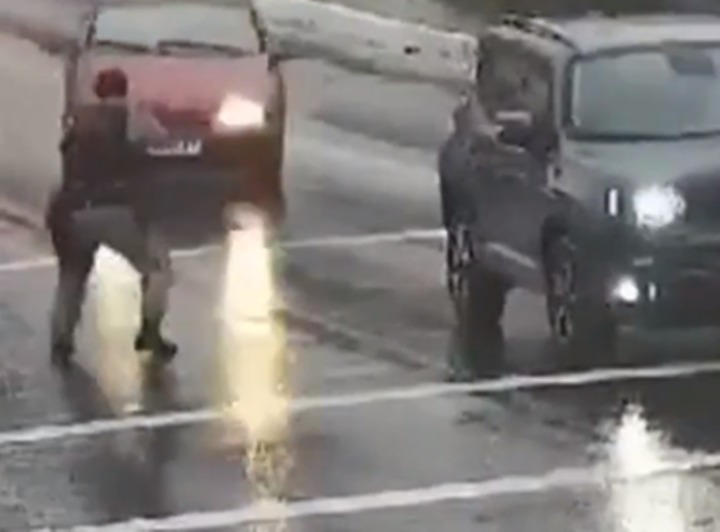 Vídeo Policial é atropelado por carro que fugia em alta velocidade