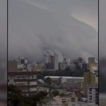 Vídeo nuvens densas tornam dia em noite na cidade de Caxias do Sul - RS