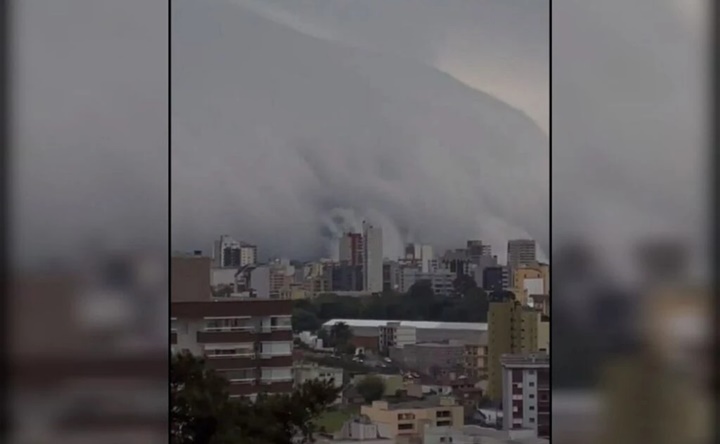 Vídeo nuvens densas tornam dia em noite na cidade de Caxias do Sul - RS