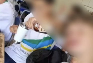 Vídeo viraliza após mostrar alunos com garrafa de cachaça dentro de sala de aula no Piauí
