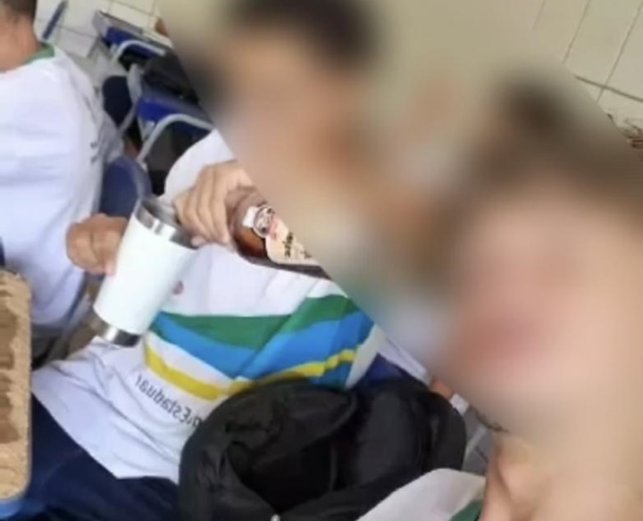 Vídeo viraliza após mostrar alunos com garrafa de cachaça dentro de sala de aula no Piauí 