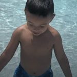 Criança de três anos morre após se afogar em parque aquático enquanto mãe fica no celular
