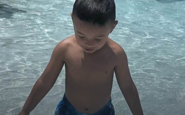 Criança de três anos morre após se afogar em parque aquático enquanto mãe fica no celular