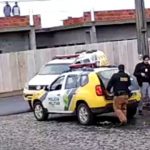 Vídeo: Homem algemado engana policiais e sai correndo antes de entrar em viatura