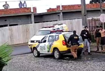 Vídeo: Homem algemado engana policiais e sai correndo antes de entrar em viatura