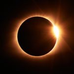 Jovem de 22 anos sofre lesão no olho devido ver eclipse sem proteção