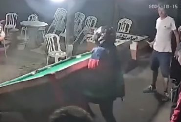 Mulher surta após encontrar marido "desaparecido" jogando sinuca em bar