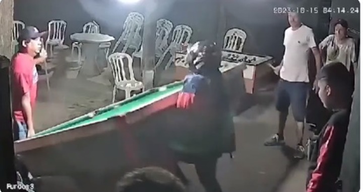 Mulher surta após encontrar marido "desaparecido" jogando sinuca em bar