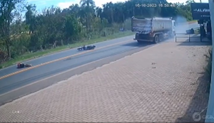 Por um triz! Motoqueiro quase é atropelado por caminhão após empinar pneu de moto