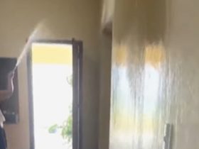 Vídeo: Filha flagra mãe "dando banho" na casa para aliviar o calor