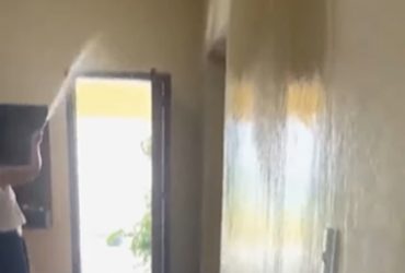 Vídeo: Filha flagra mãe "dando banho" na casa para aliviar o calor