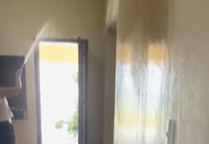 Vídeo: Filha flagra mãe "dando banho" na casa para aliviar o calor