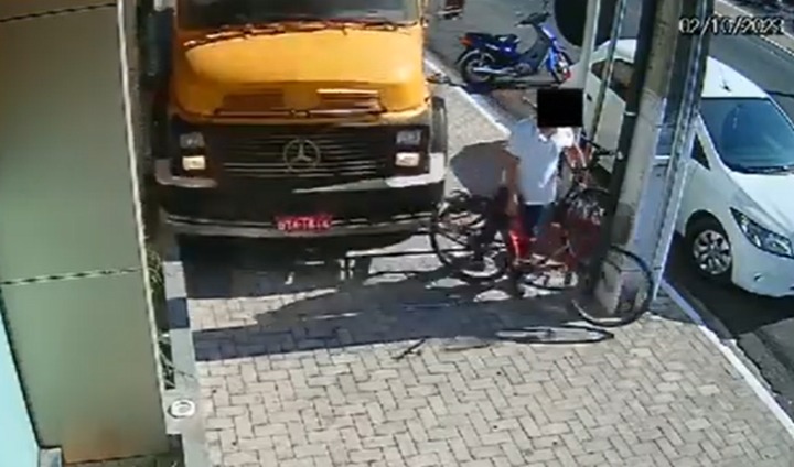 Vídeo: Homem escapa de ser atropelado por caminhão no Piauí