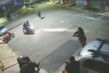 Vídeo: Investigadora da Polícia reage a assalto e dispara contra ladrões