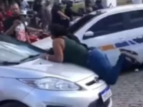 Vídeo: Mulher sobe no capô do carro após flagrar marido com a amante