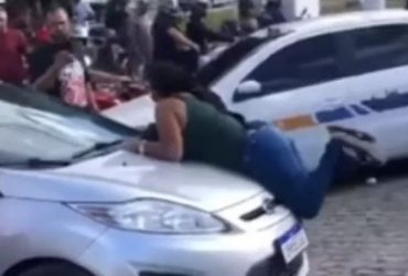 Vídeo: Mulher sobe no capô do carro após flagrar marido com a amante