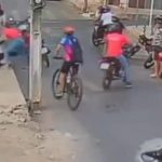 Vídeo: Mulheres brigam no trânsito após colisão entre motocicletas