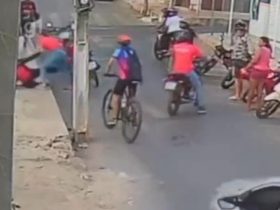 Vídeo: Mulheres brigam no trânsito após colisão entre motocicletas