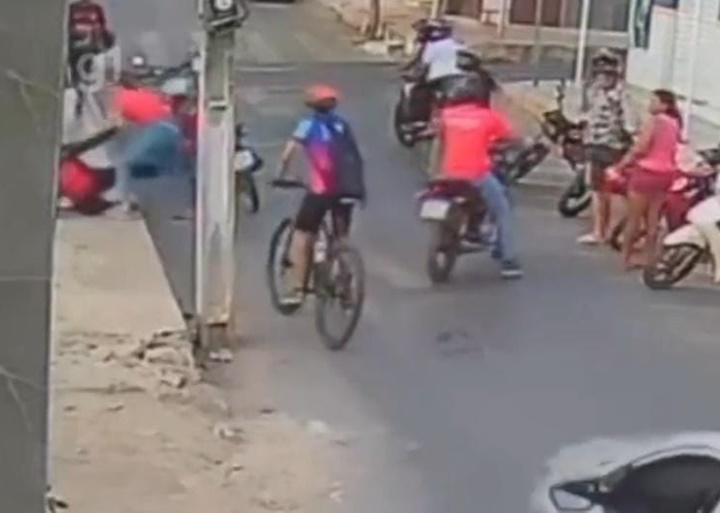 Vídeo: Mulheres brigam no trânsito após colisão entre motocicletas