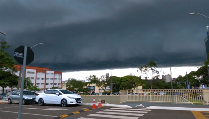 Vídeo: Nuvem "negra" e densa assusta moradores do Paraná