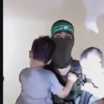 Terroristas do Hamas divulgam vídeo com crianças feitas de reféns