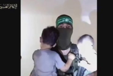 Terroristas do Hamas divulgam vídeo com crianças feitas de reféns