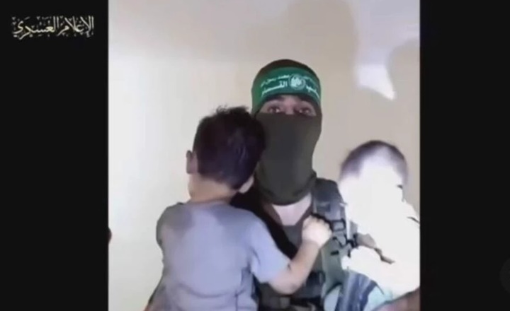 Vídeo: Terroristas do Hamas divulgam vídeo com crianças feitas de reféns 