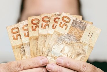 4 em cada 10 brasileiros relatam que nunca ou raramente sobra dinheiro no final do mês