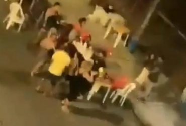 Vídeo: Bebedeira termina com xingamentos, puxões de cabelo e socos em bar de Manaus