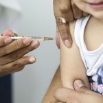 Crianças de seis meses a cinco anos serão obrigadas a tomar vacina contra a Covid-19