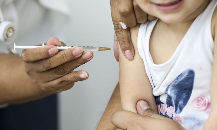 Crianças de seis meses a cinco anos serão obrigadas a tomar vacina contra a Covid-19