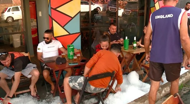 Empresários piauienses inovam com chuva artificial e chão de gelo para fugir do calor de 40°C e atrair mais clientes