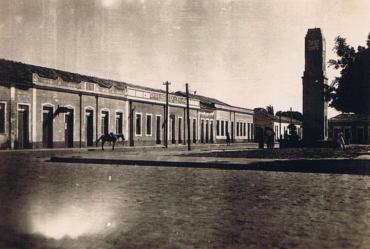 Um dos poucos registros históricos do Relógio na Praça Luís Miranda, na década de 1940. Percebe-se que a antiga torre é muito parecida com a atual, na Praça da Liberdade.
