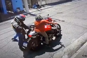 Vídeo: Adolescente vem a óbito após praticar roubo, passar mal e cair da motocicleta