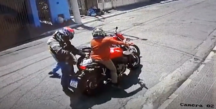 Vídeo: Adolescente vem a óbito após praticar roubo, passar mal e cair da motocicleta