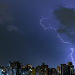 Vídeo: Fotógrafo registra um raio em formato do mapa do Brasil