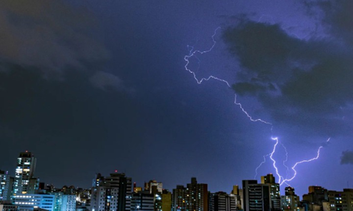 Vídeo: Fotógrafo registra um raio em formato do mapa do Brasil