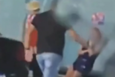 Vídeo Homem agride mulher com puxão de cabelo, chutes e socos em São Paulo