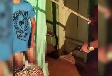 Vídeo Jovem suspeito de roubo é torturado com queimaduras e pauladas nas mãos