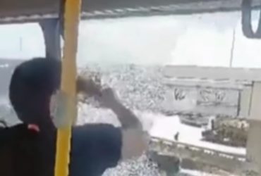Vídeo: criança passa mal de calor e mãe desesperada quebra janela do ônibus
