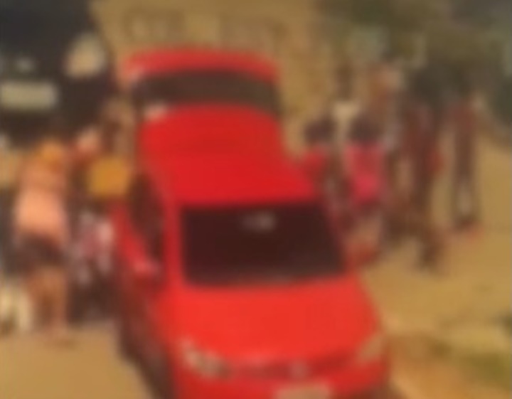 Vídeo: Carro de passeio é flagrado com 16 passageiros