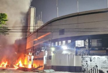 Torcida do Santos ateia fogo no lado de fora de estádio após rebaixamento