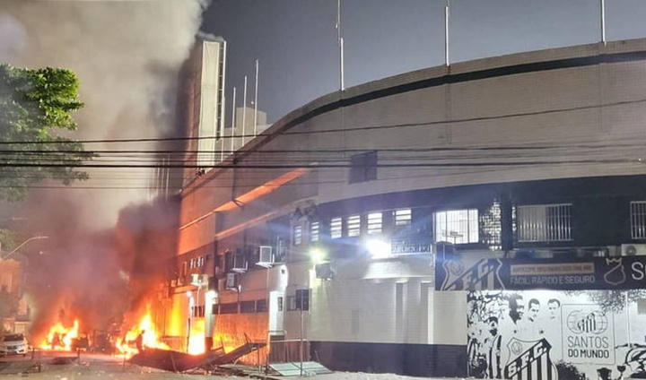 Torcida do Santos ateia fogo no lado de fora de estádio após rebaixamento